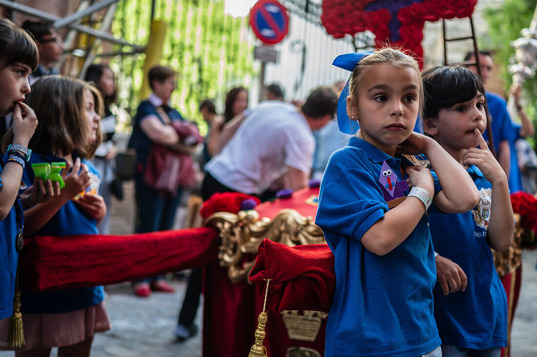 Zehnte Abfahrt des Cruz de Mayo, der Maikreuzprozession der Bruderschaft Jesus el Pobre, Madrid, Spanien.