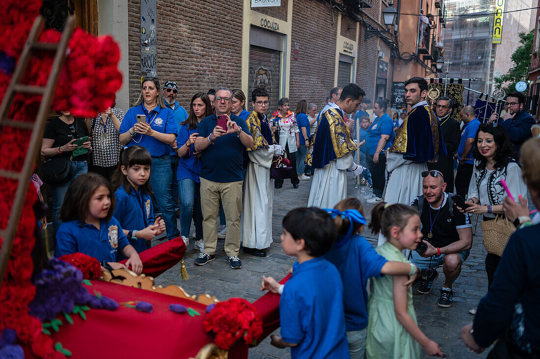 Zehnte Abfahrt des Cruz de Mayo, der Maikreuzprozession der Bruderschaft Jesus el Pobre, Madrid, Spanien.