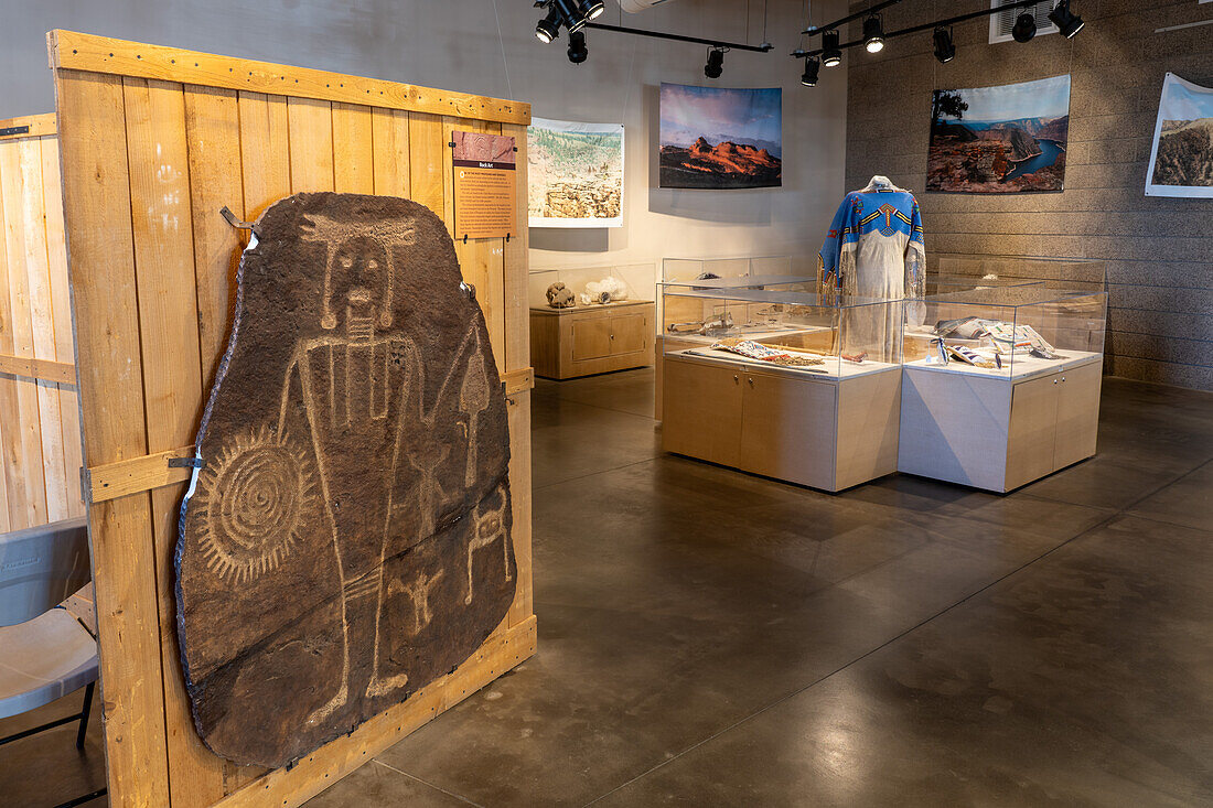 Reproduktion einer Felskunsttafel der Fremont-Kultur im Utah Field House of Natural History Museum. Vernal, Utah.