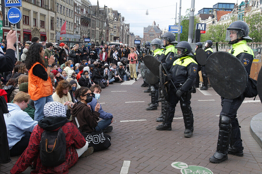 Niederländische Anti-Riot-Polizei durchbricht Barrikaden, die von pro-palästinensischen Studenten errichtet wurden, die gegen den anhaltenden Konflikt zwischen Israel und den Palästinensern an der Universität von Amsterdam protestieren, am 8. Mai 2023 in Amsterdam, Niederlande.