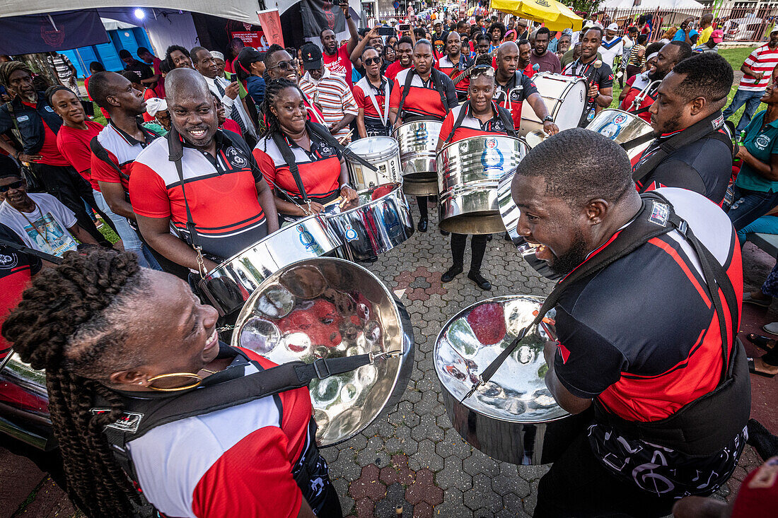 Menschen bei der Parade zum Welt-Steel-Pan-Tag in Trinidad und Tobago