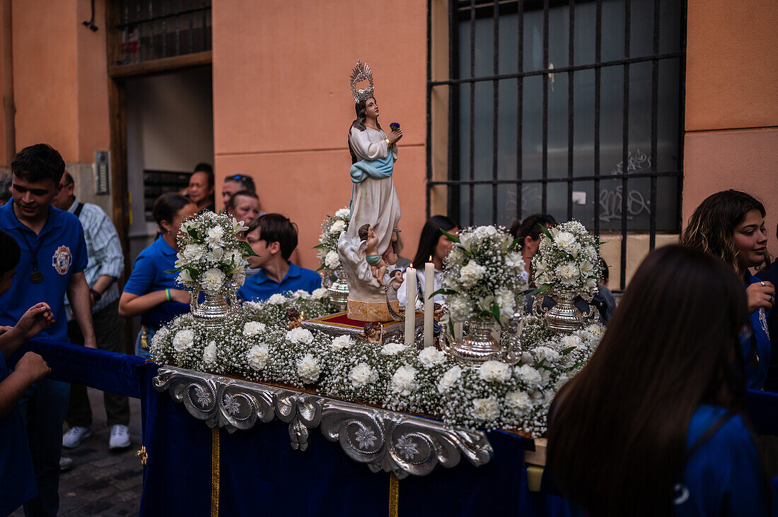 Zehnte Abfahrt des Cruz de Mayo, der Maikreuzprozession der Bruderschaft Jesus el Pobre, Madrid, Spanien.