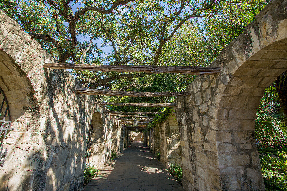 Eine steinerne Arkade an der Seite des Alamo, dem Ort der berühmten Schlacht um die Unabhängigkeit von Texas im Jahr 1836. San Antonio, Texas. Das Alamo war eine ehemalige spanische Kolonialmission.