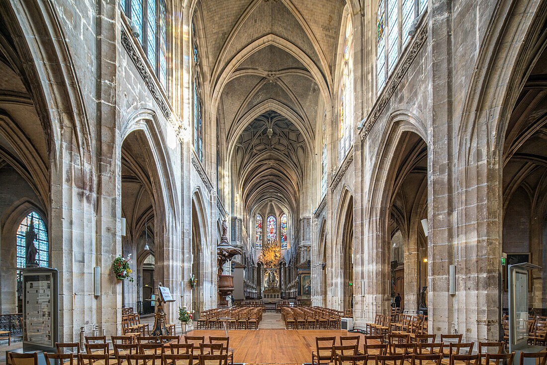 Sonnenlicht strömt in die Kirche Saint Merris und beleuchtet ihre gotische Architektur.