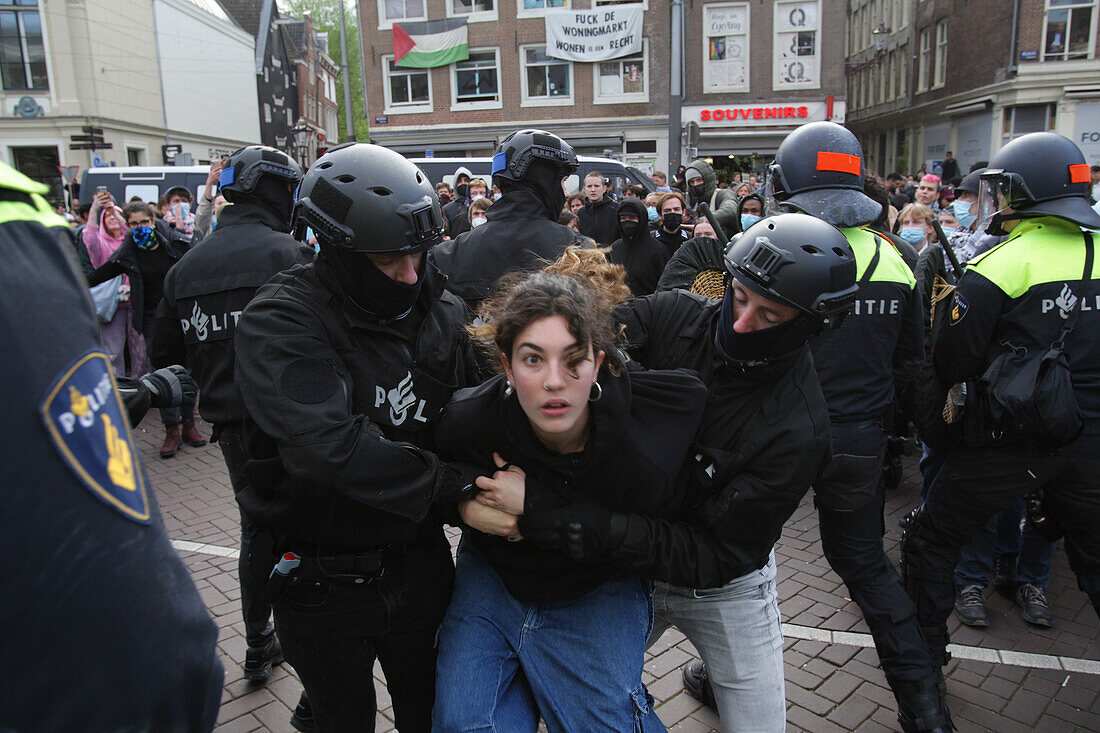 Niederländische Anti-Riot-Polizei durchbricht Barrikaden, die von pro-palästinensischen Studenten errichtet wurden, die gegen den anhaltenden Konflikt zwischen Israel und den Palästinensern an der Universität von Amsterdam protestieren, am 8. Mai 2023 in Amsterdam, Niederlande.