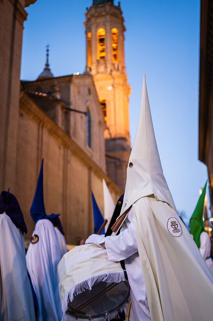 Prozession zur Verkündigung der Karwoche, die den Beginn der neun Tage der Passion auf der Plaza del Pilar in Zaragoza, Spanien, symbolisiert