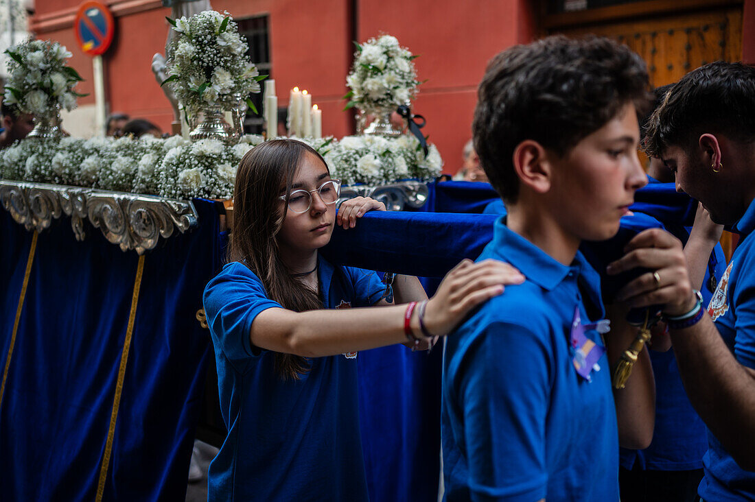 Zehnte Abfahrt des Cruz de Mayo, der Maikreuzprozession der Bruderschaft Jesus el Pobre, Madrid, Spanien.