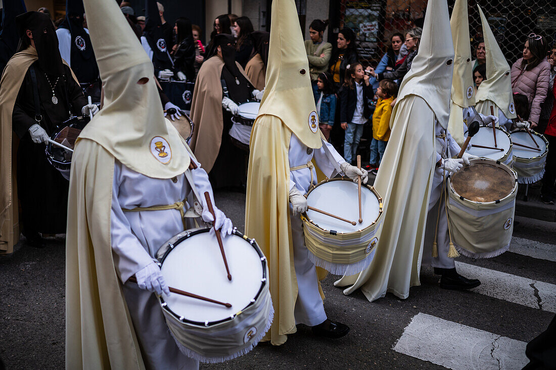 Prozession zur Verkündigung der Karwoche, die den Beginn der neun Tage der Leidenschaft symbolisiert Zaragoza, Spanien