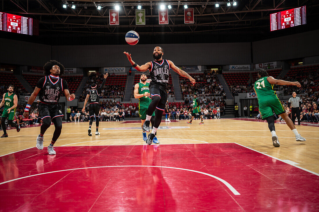 Die Harlem Globetrotters treten im Prinz-Felipe-Pavillon in Zaragoza, Spanien, auf