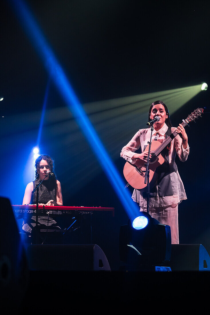 Valeria Castro, Gewinnerin der Preise für den besten Nachwuchskünstler und das beste Roots-Musik-Album, tritt live bei den MIN Independent Music Awards 2024 in Zaragoza, Spanien, auf.