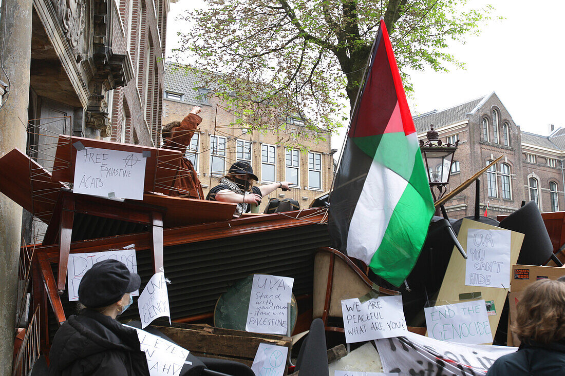 Pro-palästinensische Studenten errichten eine Barrikade und protestieren gegen den anhaltenden Konflikt zwischen Israel und den Palästinensern auf dem Campus der Universität Amsterdam am 8. Mai 2023 in Amsterdam, Niederlande.