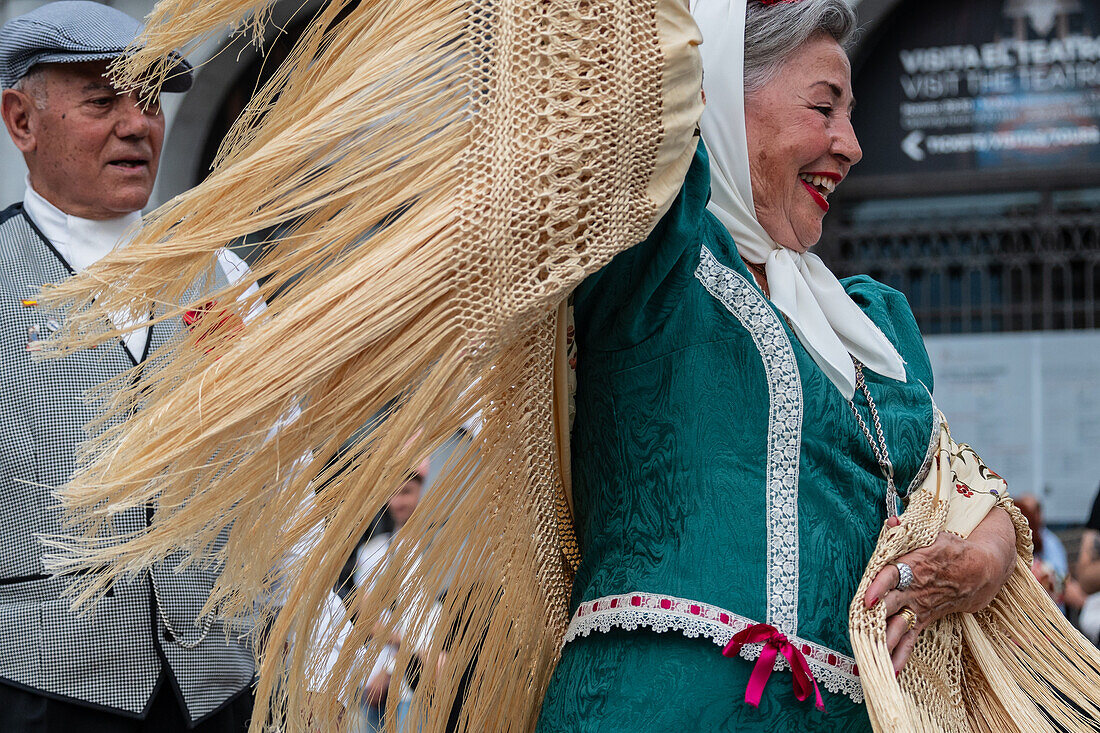 Ältere Tänzerinnen und Tänzer tanzen die traditionellen Chotis während der San-Isidro-Feierlichkeiten in Madrid, Spanien