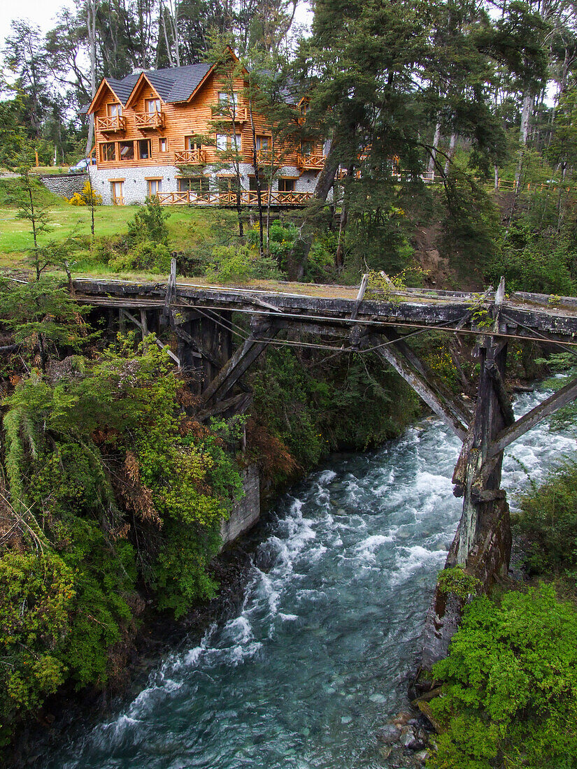 Eine verfallene Holzbrücke über den Rio Bonito im Nahuel-Huapi-Nationalpark in Nordpatagonien in Argentinien.