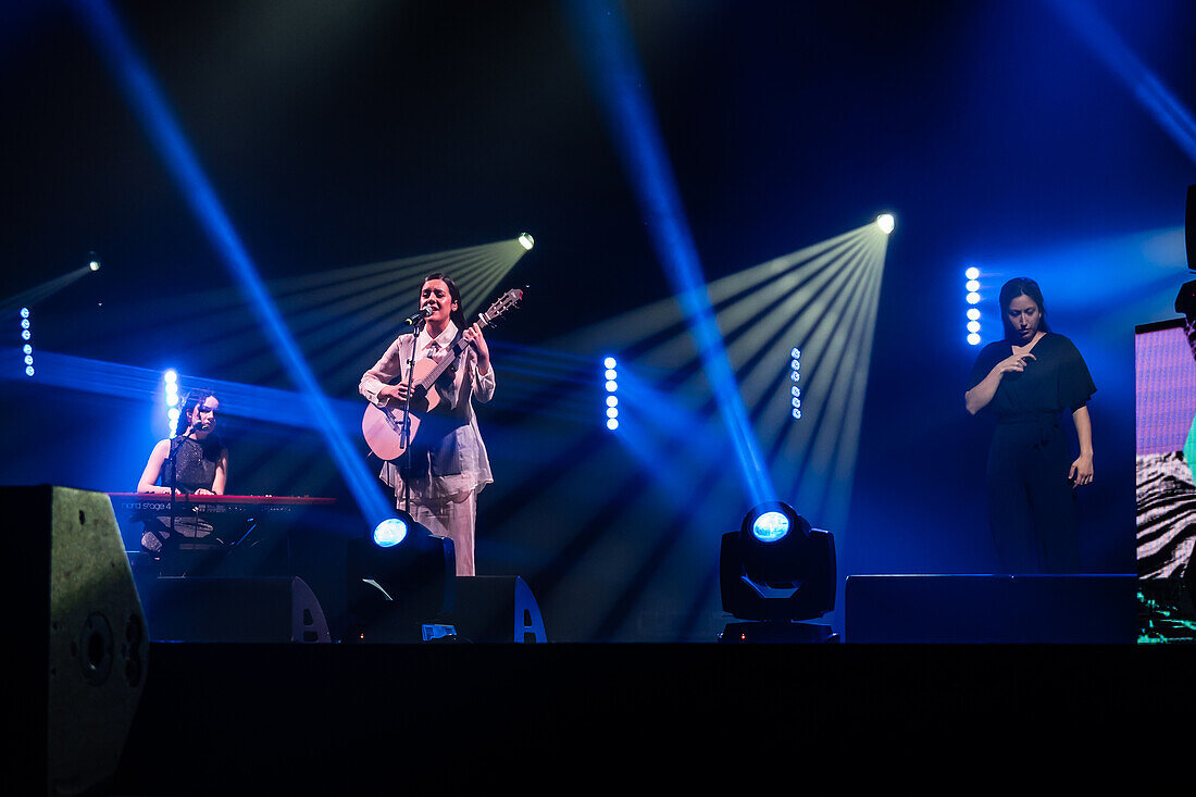 Valeria Castro, Gewinnerin der Preise für den besten Nachwuchskünstler und das beste Roots-Musik-Album, tritt live bei den MIN Independent Music Awards 2024 in Zaragoza, Spanien, auf.