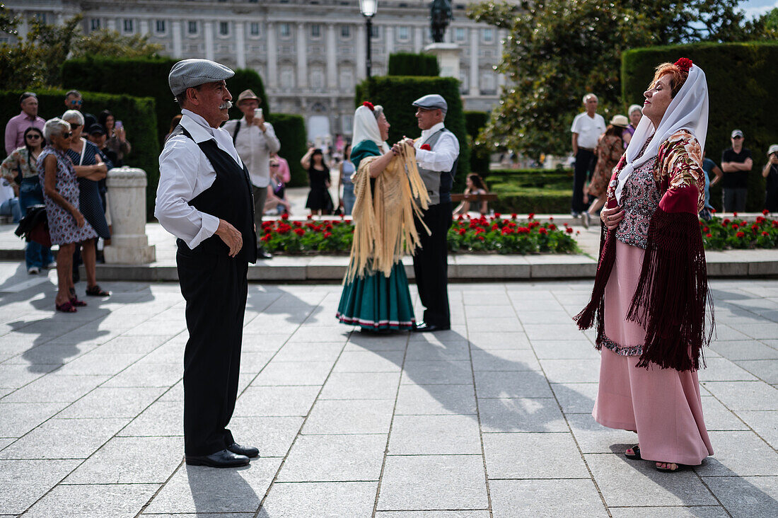 Ältere Tänzerinnen und Tänzer tanzen die traditionellen Chotis während der San-Isidro-Feierlichkeiten in Madrid, Spanien