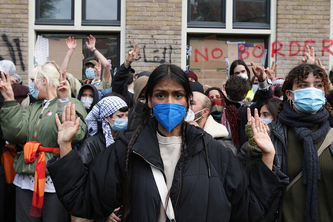 Niederländische Anti-Riot-Polizei durchbricht Barrikaden, die von pro-palästinensischen Studenten errichtet wurden, die gegen den anhaltenden Konflikt zwischen Israel und den Palästinensern an der Universität von Amsterdam protestieren, am 8. Mai 2023 in Amsterdam, Niederlande.