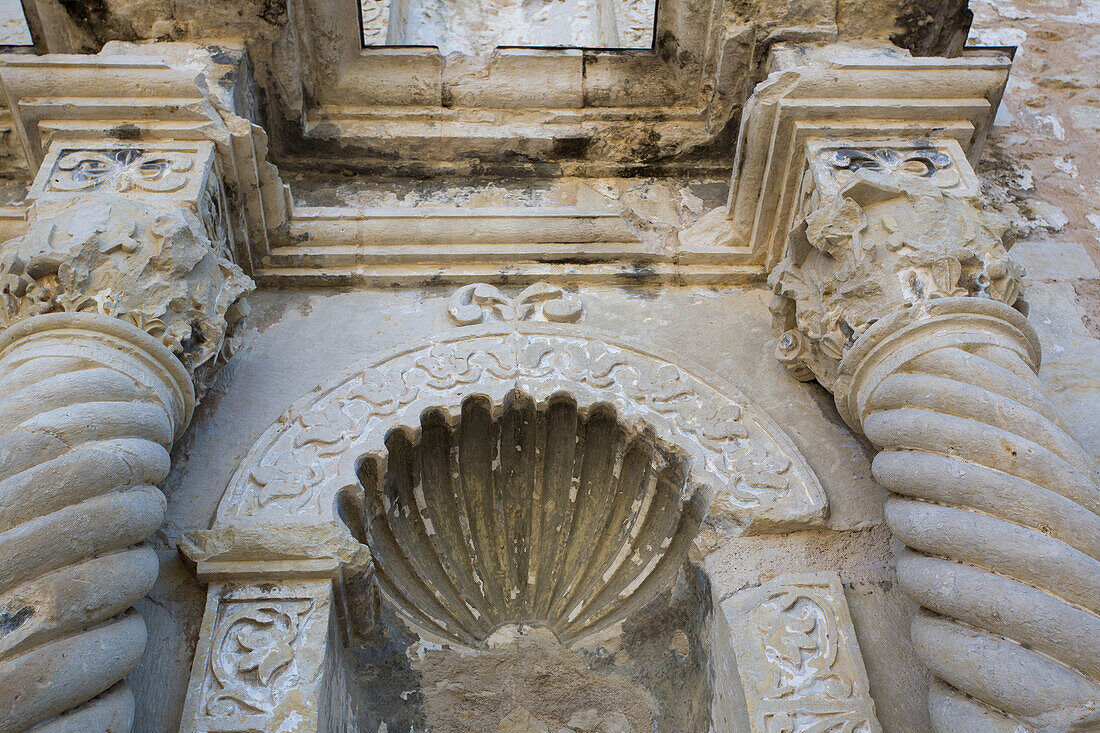 Detail an der Fassade des Alamo, dem Schauplatz der berühmten Schlacht um die Unabhängigkeit von Texas im Jahr 1836. San Antonio, Texas. Das Alamo war eine ehemalige spanische Kolonialmission.