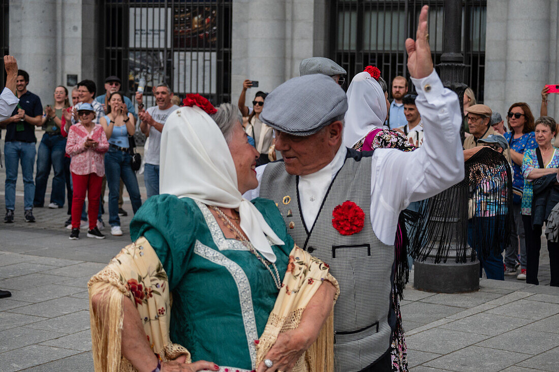 Ältere Tänzerinnen und Tänzer tanzen die traditionellen Chotis während der San-Isidro-Feierlichkeiten in Madrid, Spanien