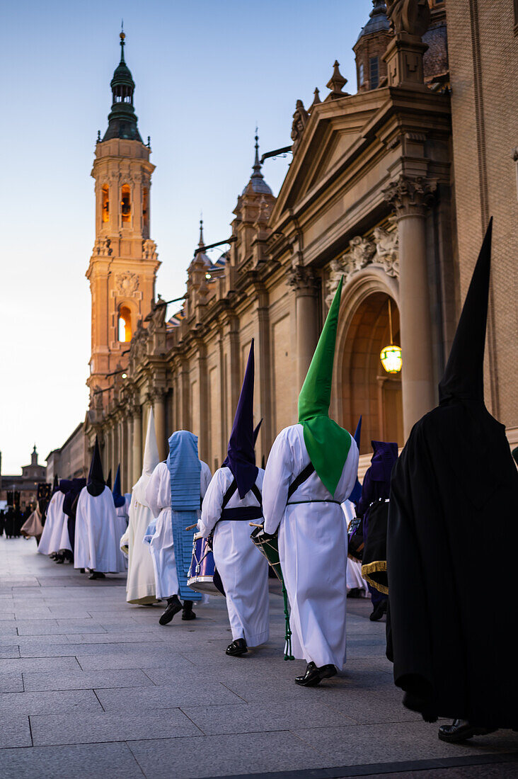 Prozession zur Verkündigung der Karwoche, die den Beginn der neun Tage der Passion auf der Plaza del Pilar in Zaragoza, Spanien, symbolisiert