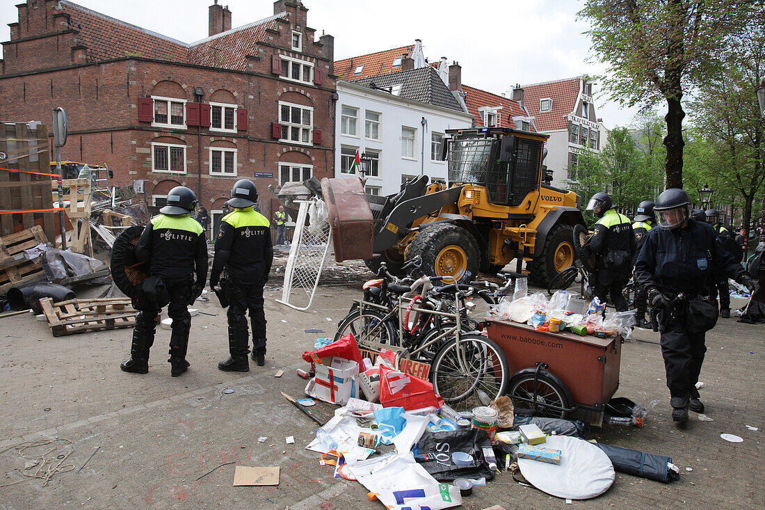 Niederländische Anti-Riot-Polizei durchbricht Barrikaden, die von pro-palästinensischen Studenten errichtet wurden, die gegen den anhaltenden Konflikt zwischen Israel und den Palästinensern an der Universität von Amsterdam protestieren, am 8. Mai 2023 in Amsterdam, Niederlande.