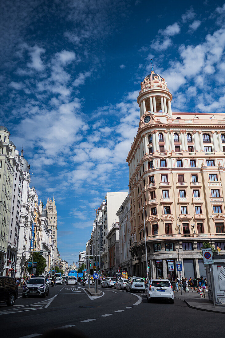 Straßen und Gebäude der Gran Via, Madrid, Spanien