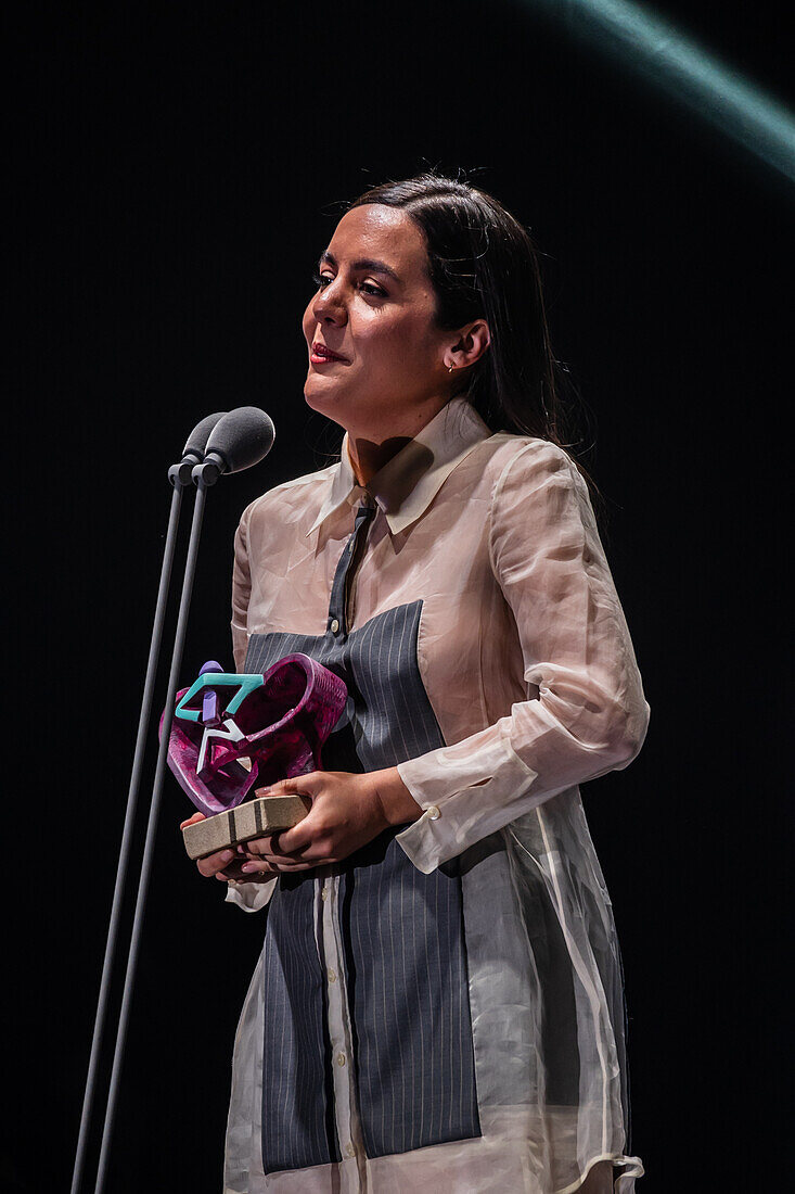 Valeria Castro, Gewinnerin der Preise für den besten Nachwuchskünstler und das beste Roots-Musik-Album bei den MIN Independent Music Awards 2024, Saragossa, Spanien