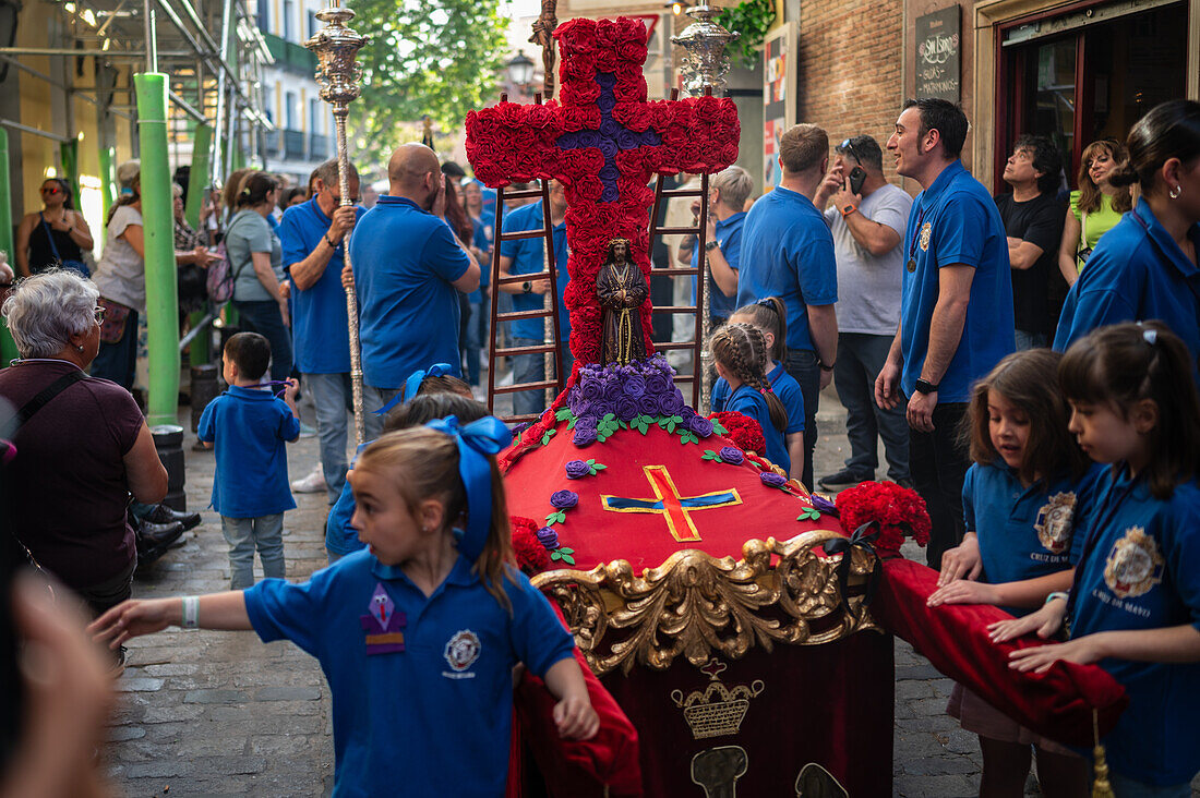 Zehnte Abfahrt des Cruz de Mayo, der Maikreuzprozession der Bruderschaft Jesus el Pobre, Madrid, Spanien.