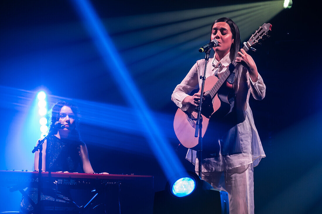 Valeria Castro, Gewinnerin der Preise für den besten Nachwuchskünstler und das beste Roots-Musik-Album, tritt live bei den MIN Independent Music Awards 2024 in Zaragoza, Spanien, auf.