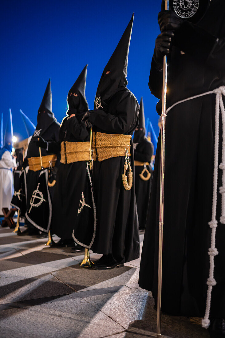 Prozession zur Verkündigung der Karwoche, die den Beginn der neun Tage der Passion auf der Plaza del Pilar in Zaragoza, Spanien, symbolisiert