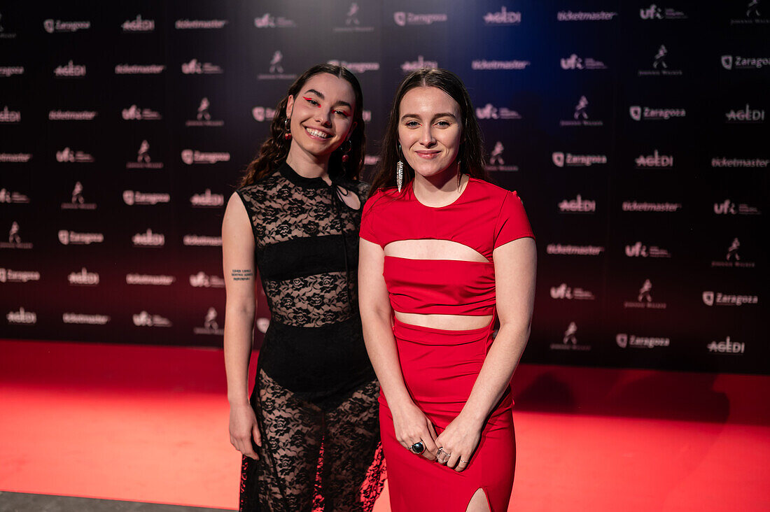 Fillas de Cassandra, ein galicisches Musikduo, das 2022 von María SOA und Sara Faro gegründet wurde, auf dem roten Teppich bei den MIN Independent Music Awards 2024, Zaragoza, Spanien