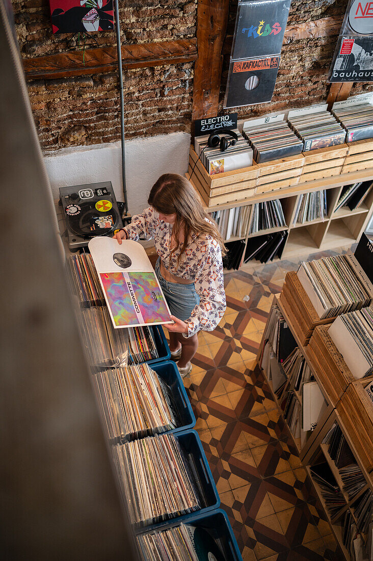 Recycled Music Center & Friperie, ein Secondhand-Schallplattengeschäft, spezialisiert auf Vinyls aus eklektischen und klassischen Genres, Madrid, Spanien