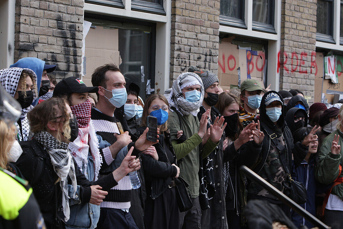 Niederländische Anti-Riot-Polizei durchbricht Barrikaden, die von pro-palästinensischen Studenten errichtet wurden, die gegen den anhaltenden Konflikt zwischen Israel und den Palästinensern an der Universität von Amsterdam protestieren, am 8. Mai 2023 in Amsterdam, Niederlande.