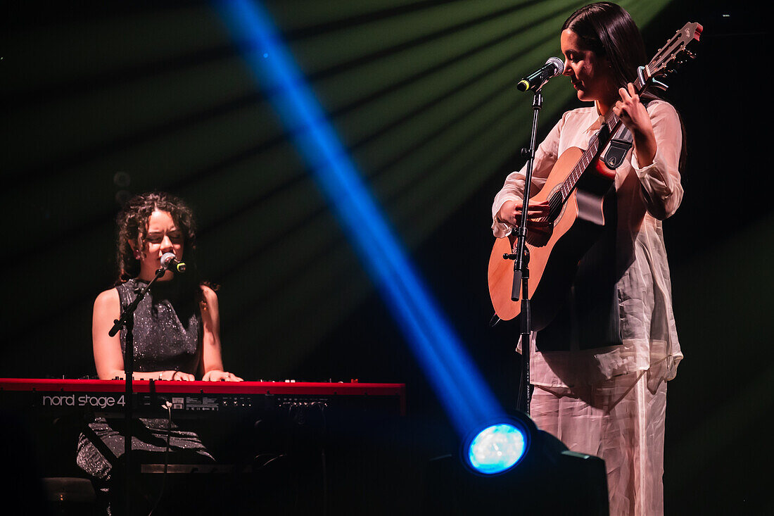 Valeria Castro, Gewinnerin der Preise für den besten Nachwuchskünstler und das beste Roots-Musik-Album, tritt live bei den MIN Independent Music Awards 2024 in Zaragoza, Spanien, auf.