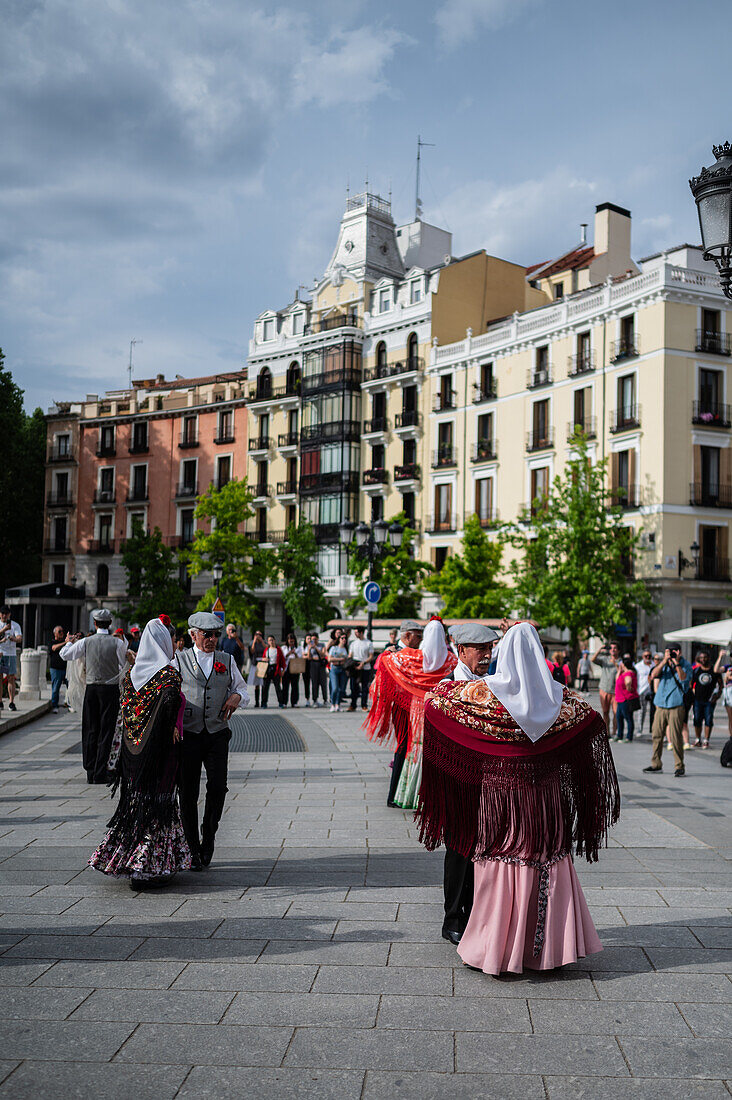 Ältere Tänzerinnen und Tänzer tanzen die traditionellen Chotis während der San-Isidro-Feierlichkeiten in Madrid, Spanien