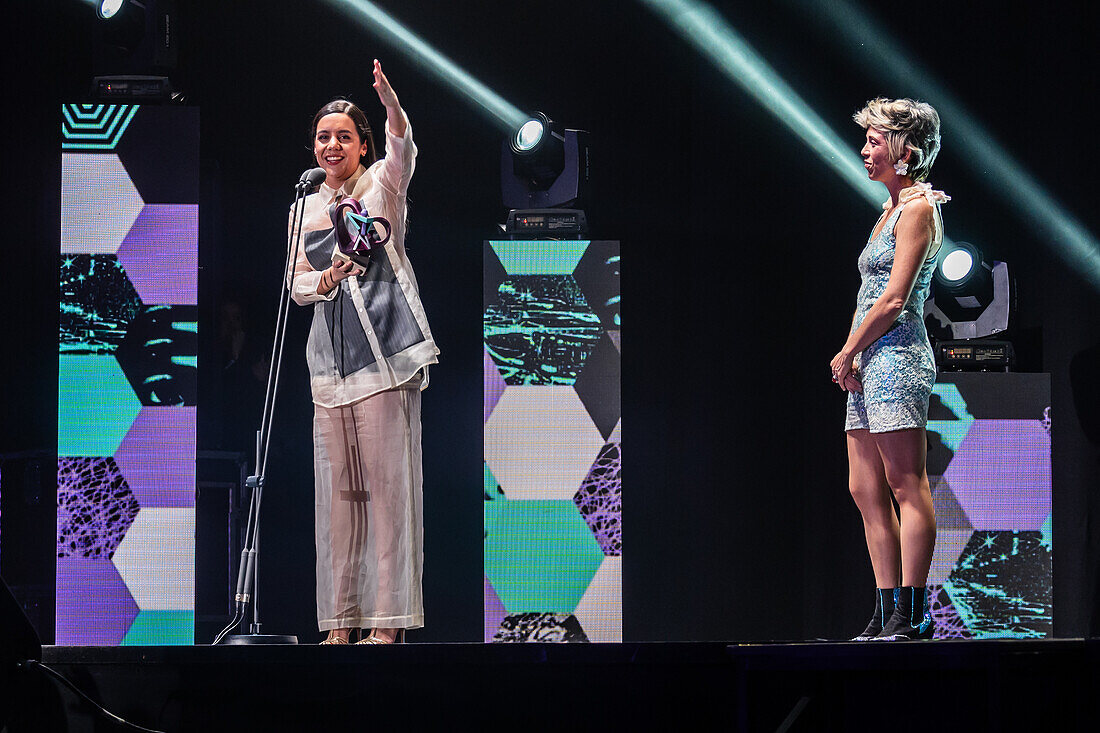 Valeria Castro, Gewinnerin der Preise für den besten Nachwuchskünstler und das beste Roots-Musik-Album bei den MIN Independent Music Awards 2024, Saragossa, Spanien