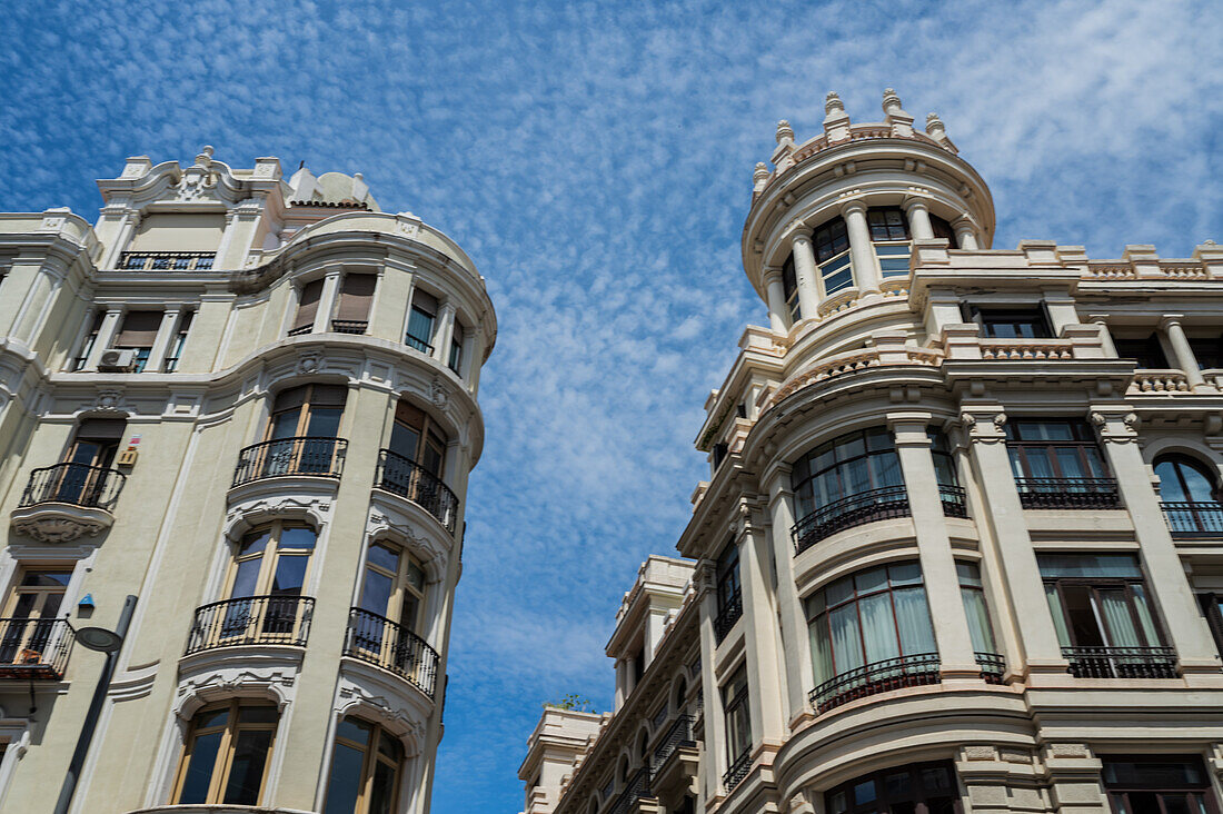 Straßen und Gebäude der Gran Via, Madrid, Spanien