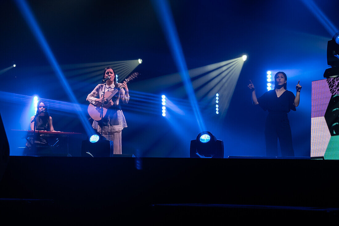 Valeria Castro, Gewinnerin der Preise für den besten Nachwuchskünstler und das beste Roots-Musik-Album, tritt live bei den MIN Independent Music Awards 2024 in Zaragoza, Spanien, auf.