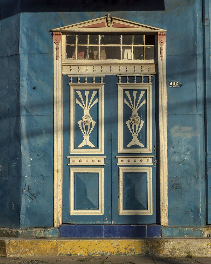 Detail der Tür eines bemalten, mit Metall ummantelten viktorianischen Gebäudes in Castro auf der Insel Chiloe, Chile.