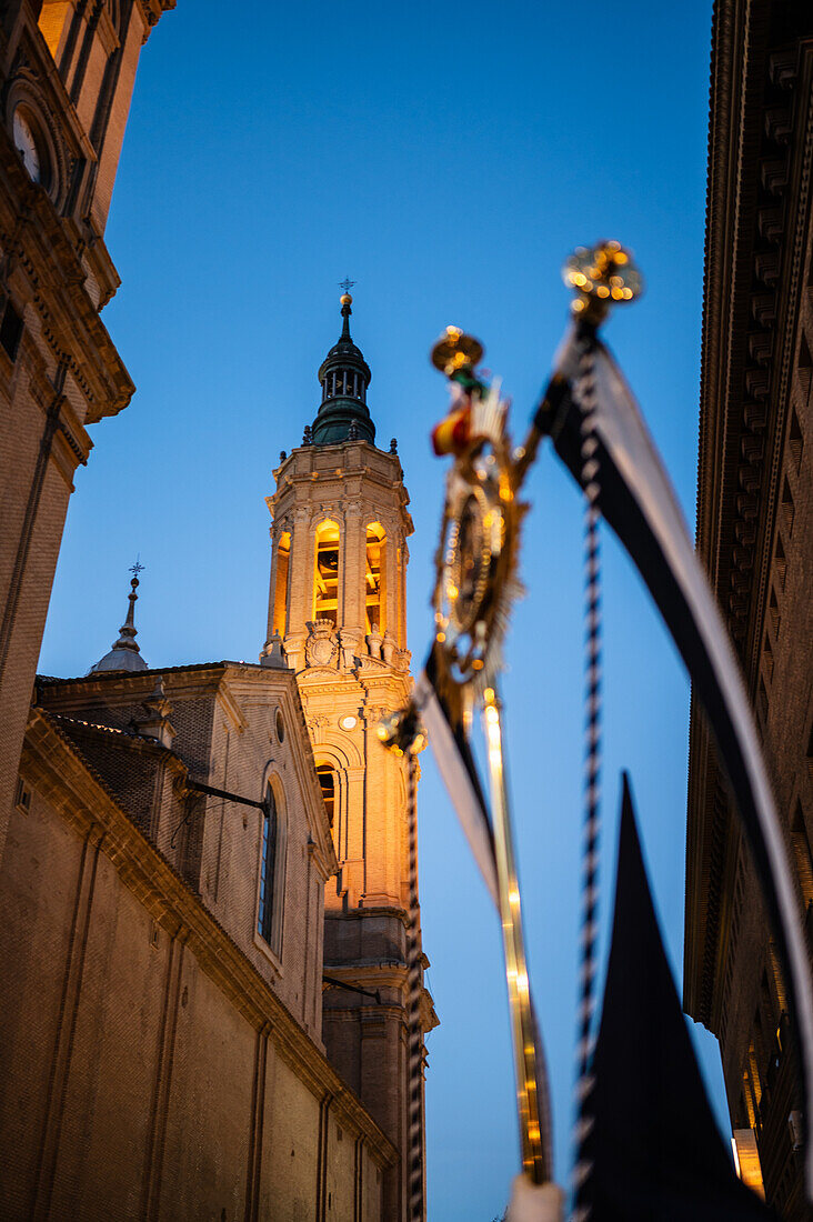 Prozession zur Verkündigung der Karwoche, die den Beginn der neun Tage der Passion auf der Plaza del Pilar in Zaragoza, Spanien, symbolisiert