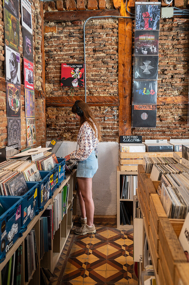 Recycled Music Center & Friperie, ein Secondhand-Schallplattengeschäft, spezialisiert auf Vinyls aus eklektischen und klassischen Genres, Madrid, Spanien