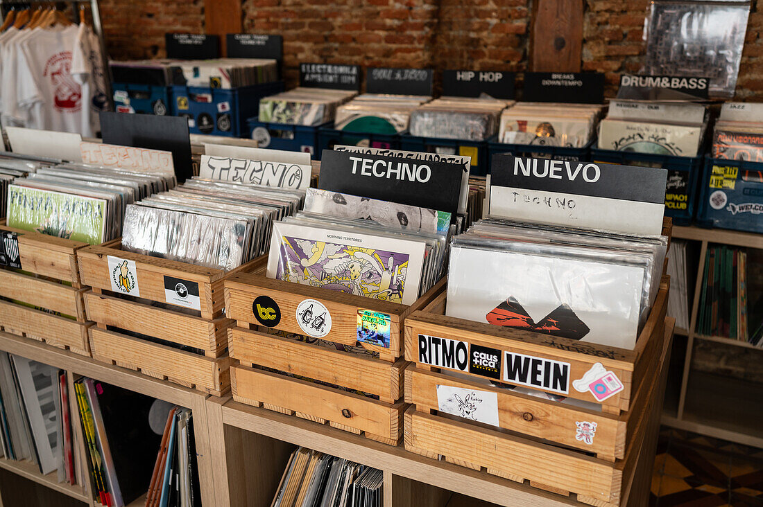 Recycled Music Center & Friperie, ein Secondhand-Schallplattengeschäft, spezialisiert auf Vinyls aus eklektischen und klassischen Genres, Madrid, Spanien