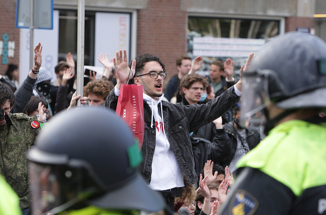 Niederländische Anti-Riot-Polizei durchbricht Barrikaden, die von pro-palästinensischen Studenten errichtet wurden, die gegen den anhaltenden Konflikt zwischen Israel und den Palästinensern an der Universität von Amsterdam protestieren, am 8. Mai 2023 in Amsterdam, Niederlande.