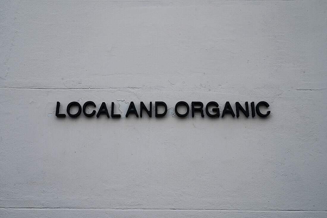 Schild „Lokal und Bio“ in einem Café, Madrid, Spanien