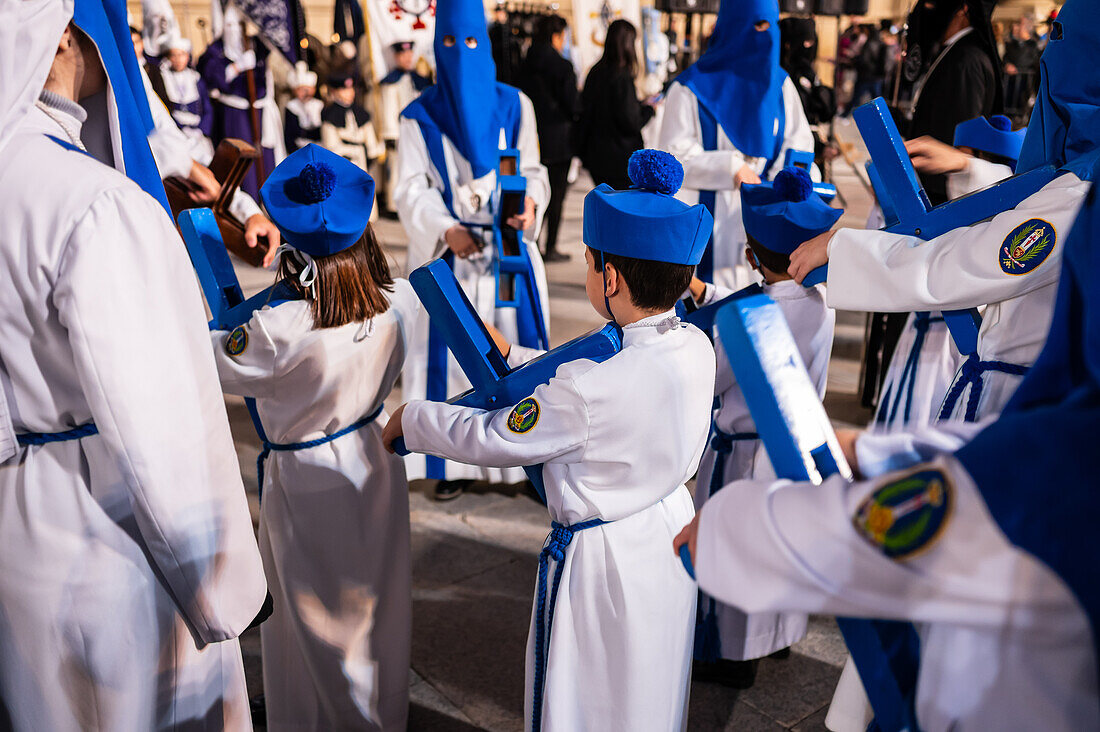 Prozession zur Verkündigung der Karwoche, die den Beginn der neun Tage der Passion auf der Plaza del Pilar in Zaragoza, Spanien, symbolisiert