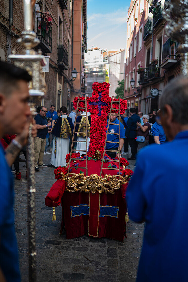 Zehnte Abfahrt des Cruz de Mayo, der Maikreuzprozession der Bruderschaft Jesus el Pobre, Madrid, Spanien.