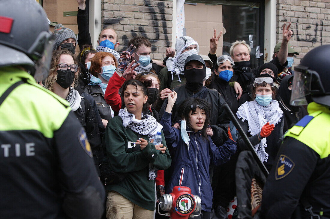 Niederländische Anti-Riot-Polizei durchbricht Barrikaden, die von pro-palästinensischen Studenten errichtet wurden, die gegen den anhaltenden Konflikt zwischen Israel und den Palästinensern an der Universität von Amsterdam protestieren, am 8. Mai 2023 in Amsterdam, Niederlande.