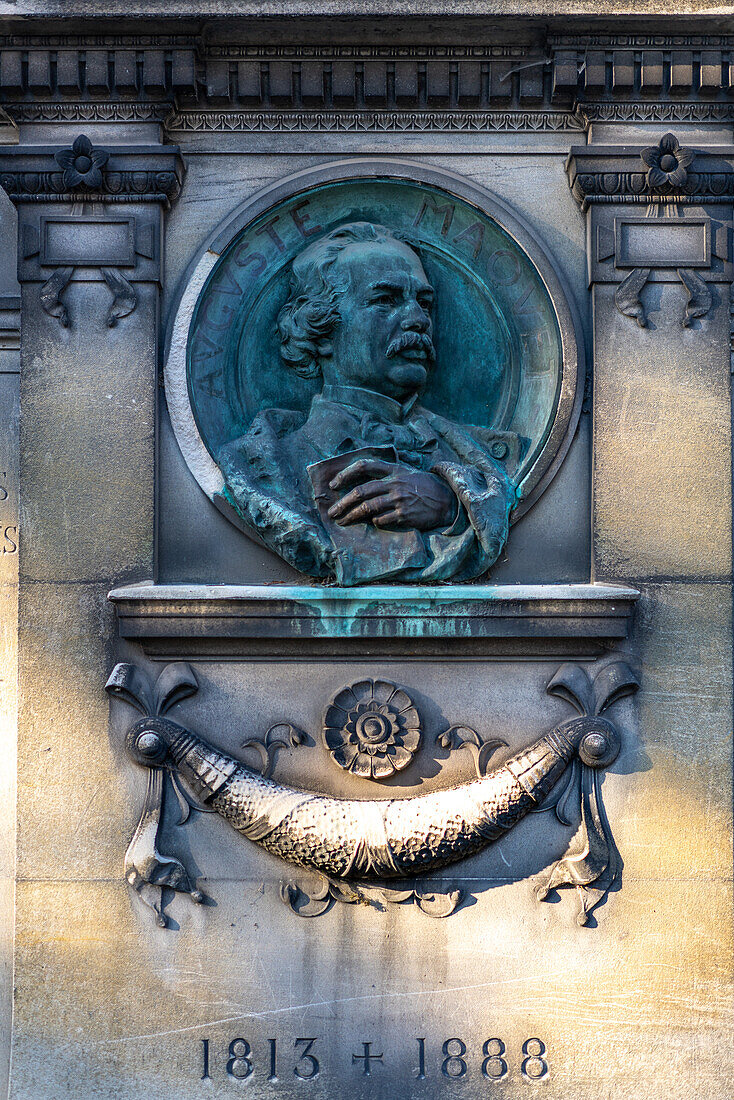 Auguste Maquets Grabmal mit skulpturalem Relief und den Jahreszahlen 1813-1888, in Paris.