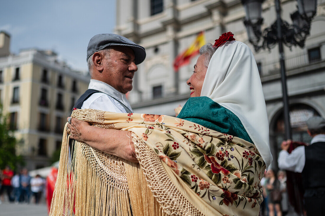 Ältere Tänzerinnen und Tänzer tanzen die traditionellen Chotis während der San-Isidro-Feierlichkeiten in Madrid, Spanien