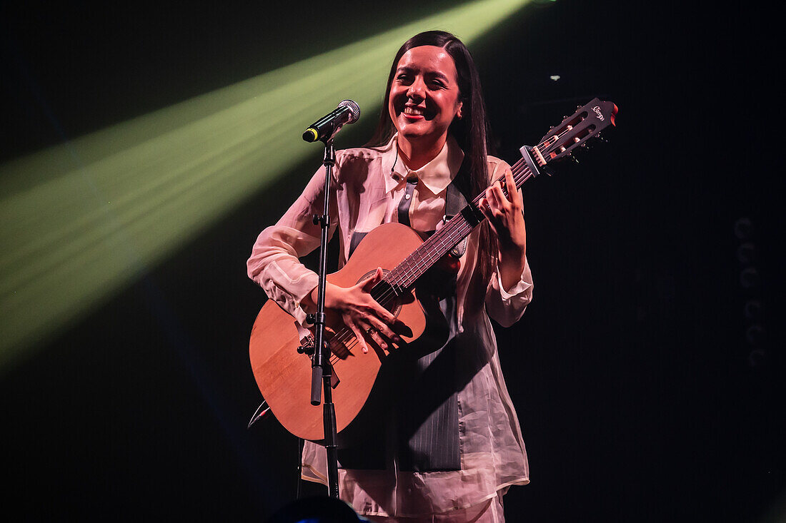 Valeria Castro, Gewinnerin der Preise für den besten Nachwuchskünstler und das beste Roots-Musik-Album, tritt live bei den MIN Independent Music Awards 2024 in Zaragoza, Spanien, auf.