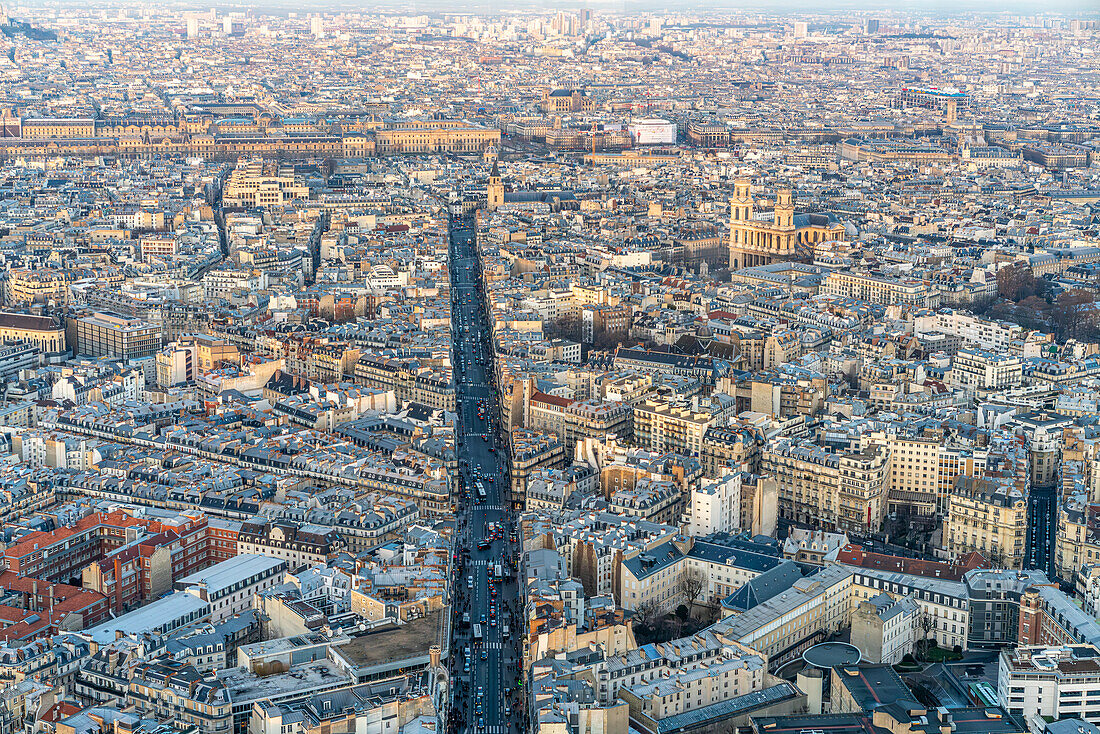 Blick von oben auf die Rue de Rennes, die zur Kirche Saint-Sulpice in Paris führt, bei Tageslicht.